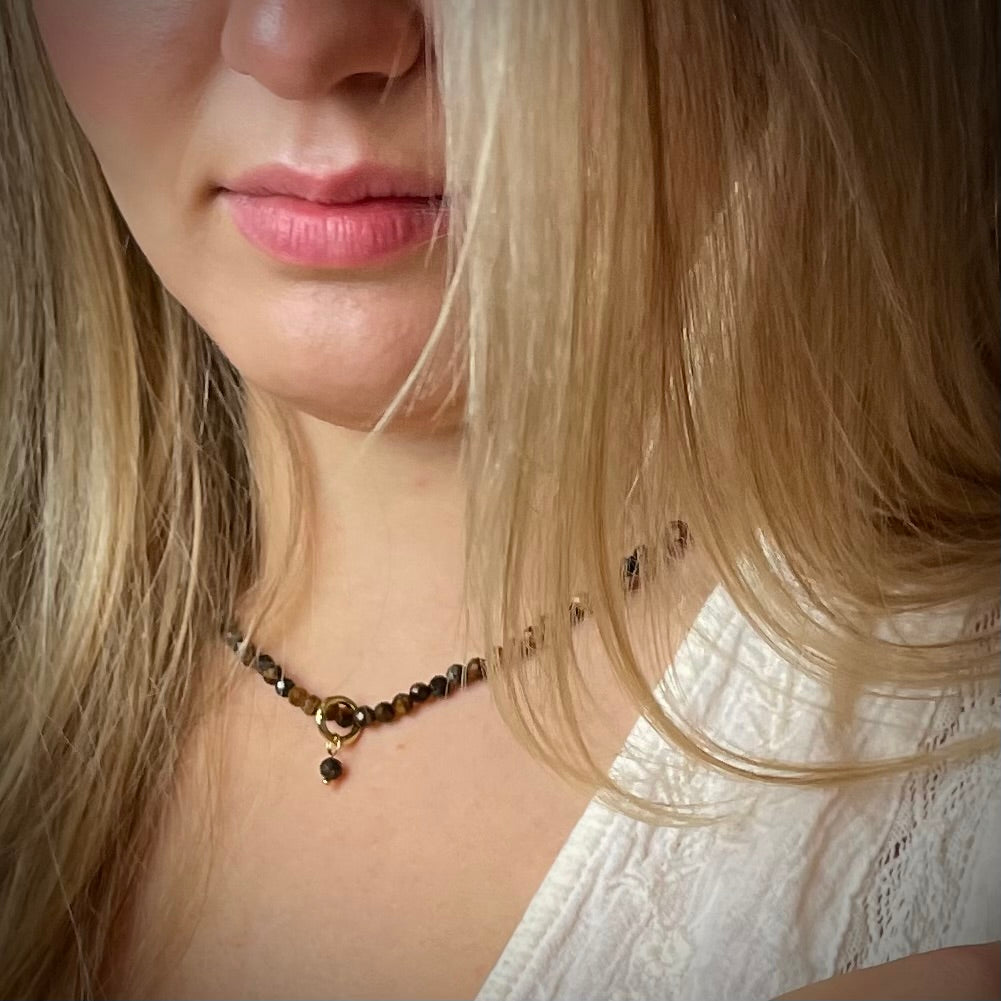 Halskette Tigerauge Stark S(t)ein mit 4mm facettierten Perlen und goldenem Anhänger