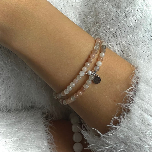 -Armband Mondstein "Ausgeglichen S(t)ein" doppelt mit 4 mm Perlen und zwei Anhängern