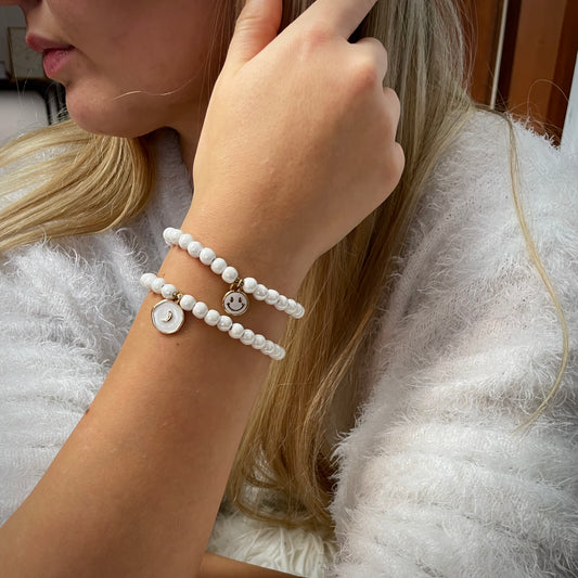-Armband Keramik weiß mit 6 mm Perlen und Anhänger Mond oder Smile.