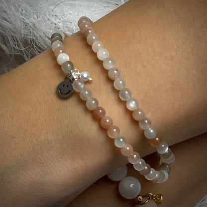 -Armband Mondstein "Ausgeglichen S(t)ein" doppelt mit 4 mm Perlen und zwei Anhängern
