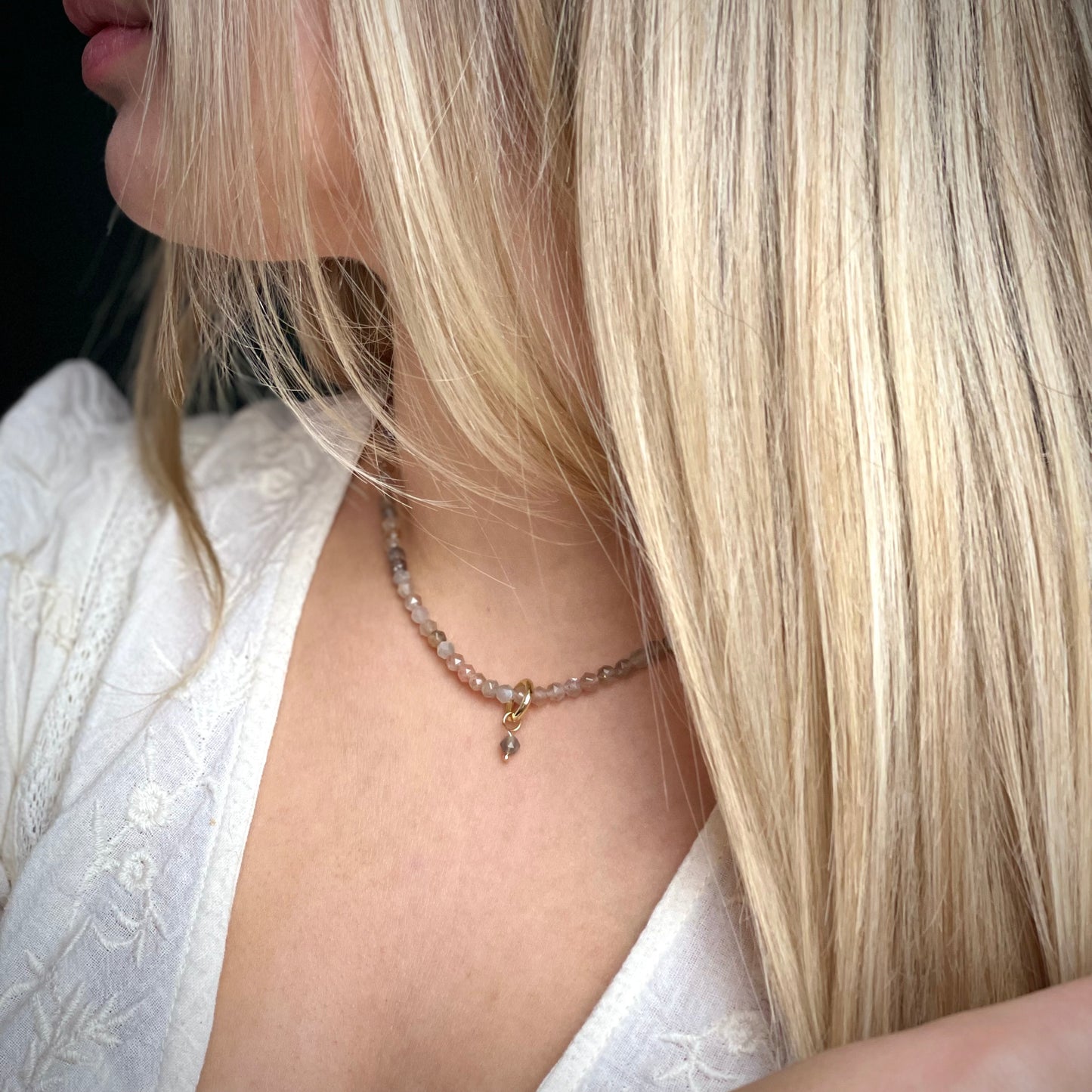 Halskette Mondstein mit 4 mm facettierten Perlen und goldenem Amhänger