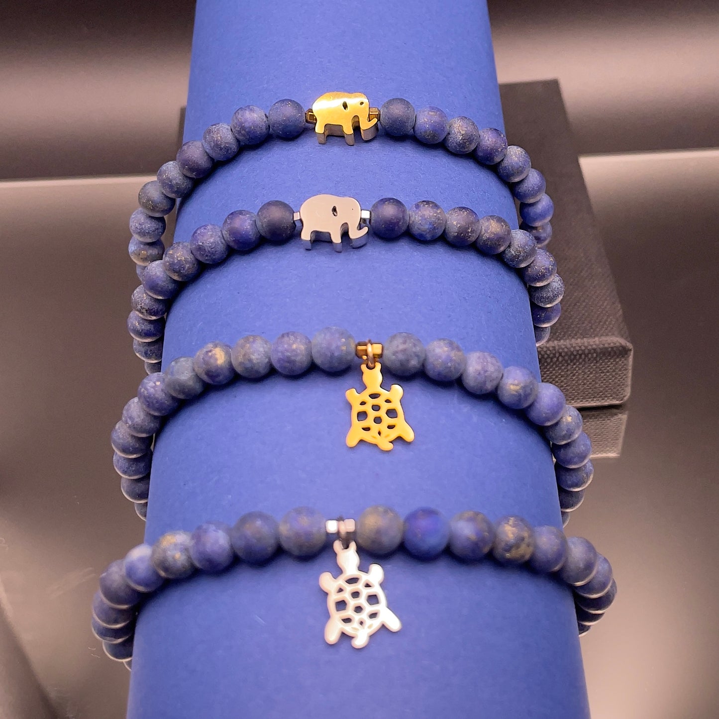 Armband Lapislazuli „Selbstbewusst S(t)ein“ mit 6 mm Perlen und Elefant / Schildkröte