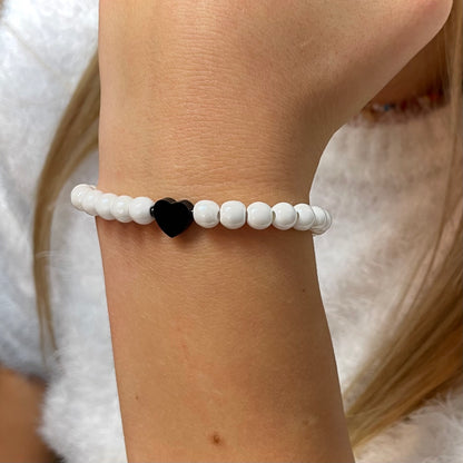 -Armband Keramik weiß mit 6 mm Perlen und schwarzem Herz aus Edelstahl