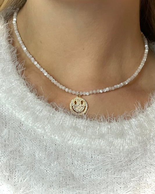 Kette Muschelkern mit 3 mm Perlen und Smile Anhänger 18k vergoldet
