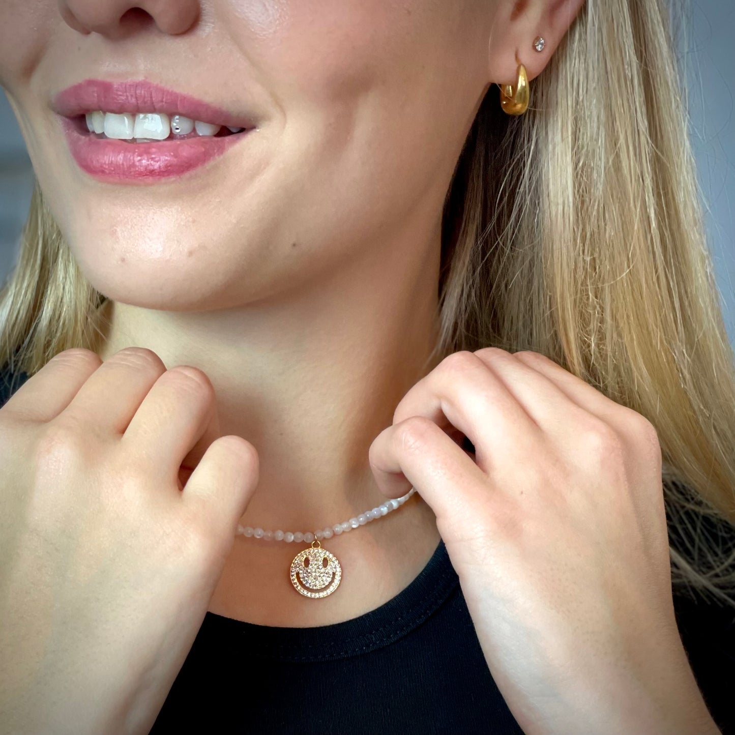 Kette Muschelkern mit 3 mm Perlen und Smile Anhänger 18k vergoldet