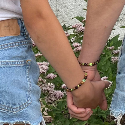 Armband Tigerauge „Mutmacher“ Kinder-Edition mit 6 mm Perlen und fröhlichem Gesicht