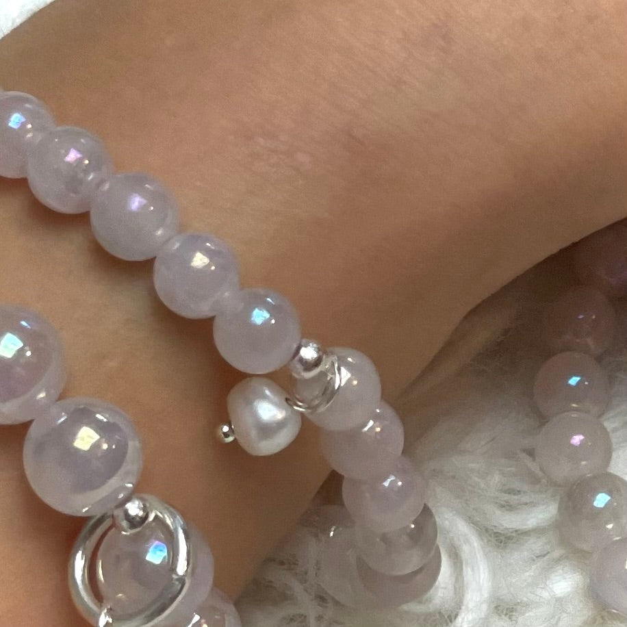 --Armband Rosenquarz "Verbunden S(t)ein" mit 6 mm Perlen und kleiner Süßwasserperle