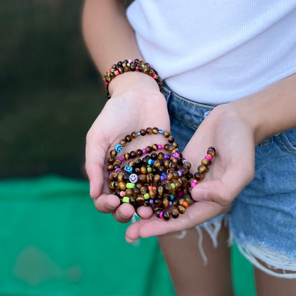 Armband Tigerauge „Mutmacher“ Kinder-Edition mit 6 mm Perlen und fröhlichem Gesicht