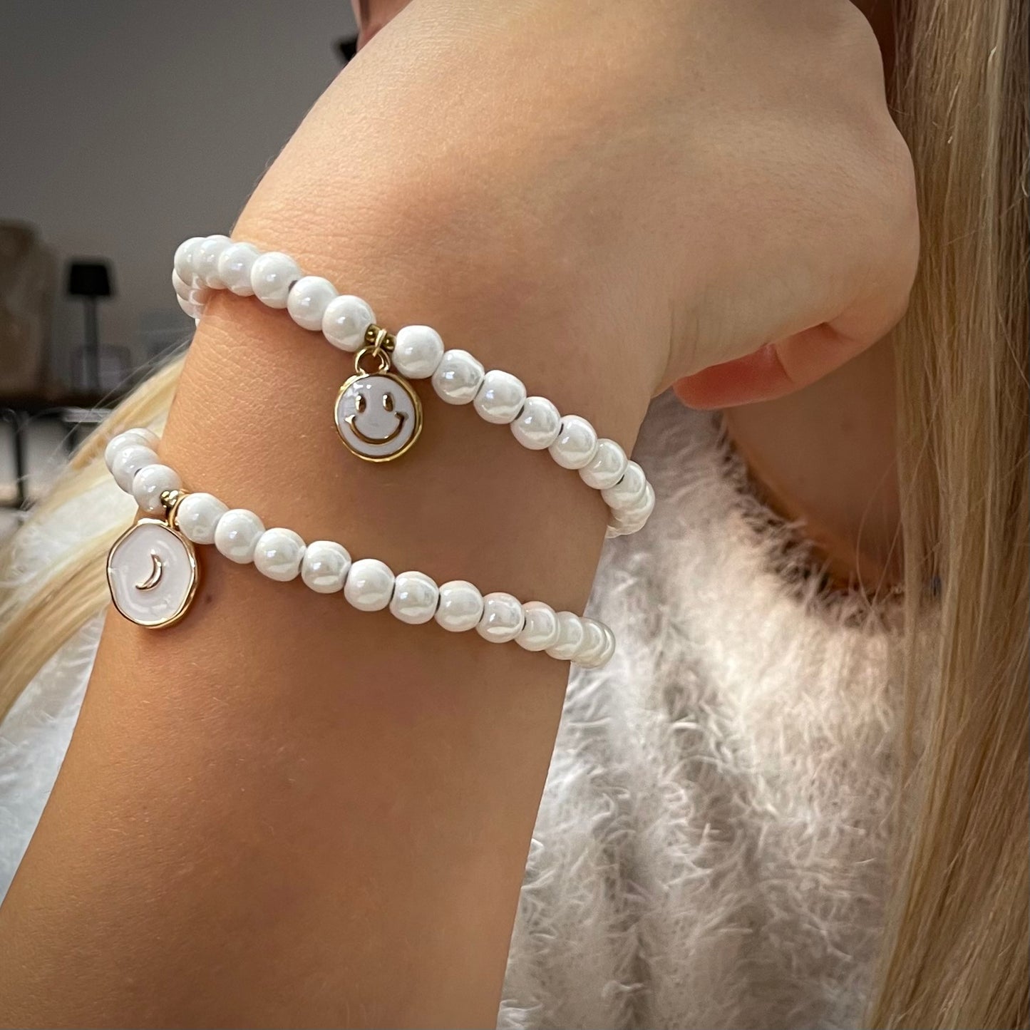 -Armband Keramik weiß mit 6 mm Perlen und Anhänger Mond oder Smile.