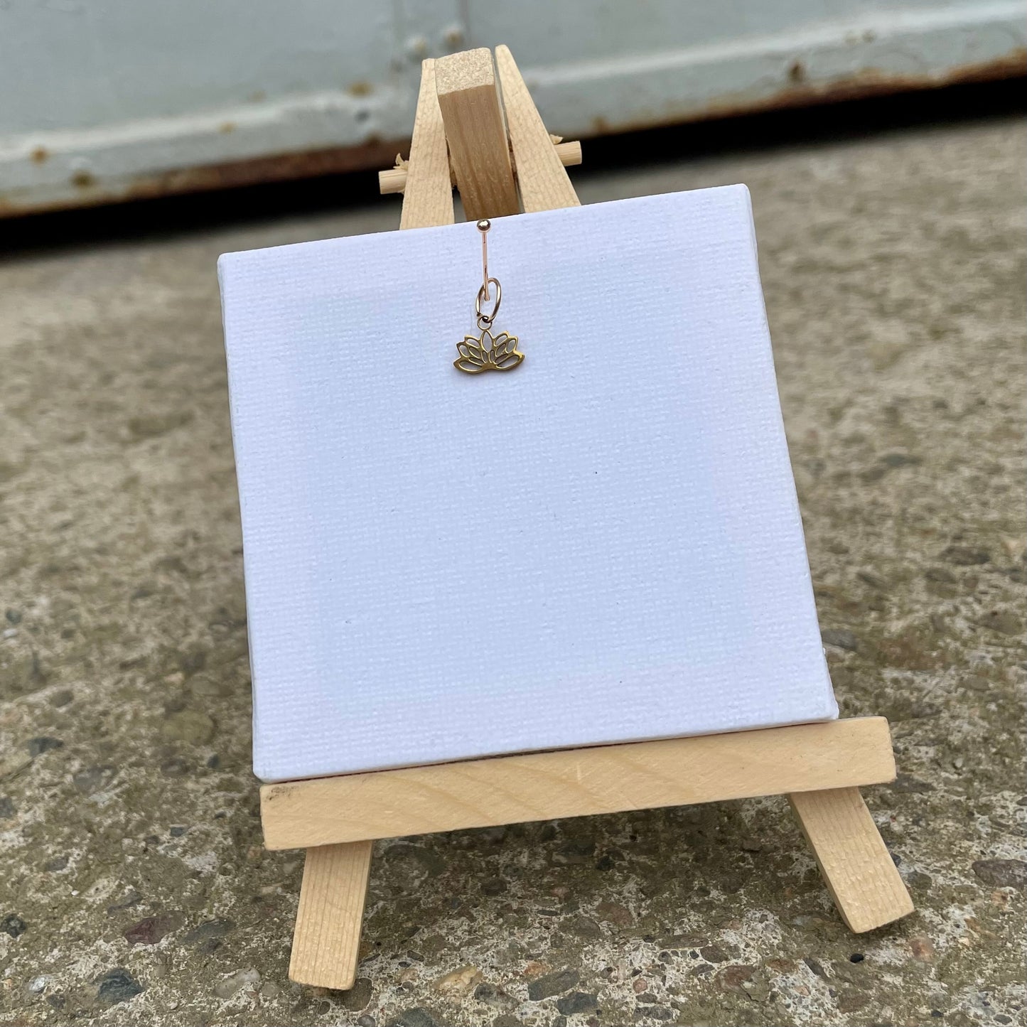 Charm -Lotusblume-Gold