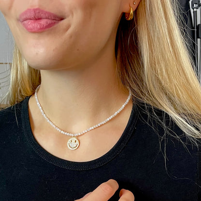 Kette Muschelkern mit 3 mm Perlen und Smile Anhänger 18k vergoldet